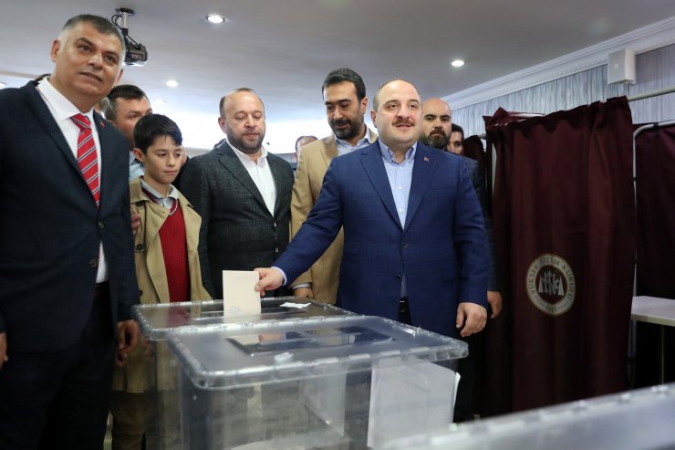Bakan Varank, partisinin Çankaya İlçe Başkanlığı delege seçimi için oy kullandı: