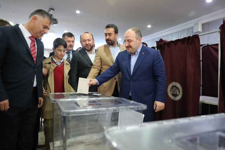 Bakan Varank, partisinin Çankaya İlçe Başkanlığı delege seçimi için oy kullandı:
