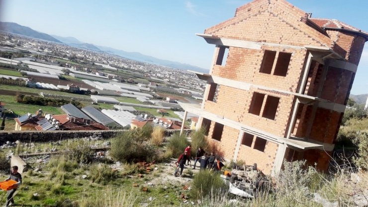 Bahçeye devrilen otomobil sürücüsü yaralandı