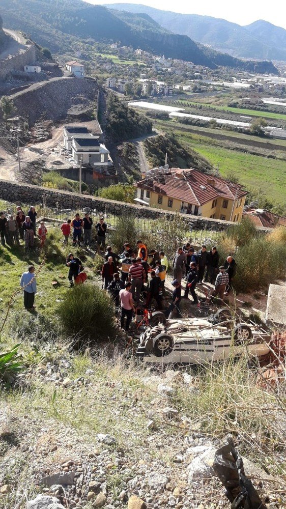 Bahçeye devrilen otomobil sürücüsü yaralandı