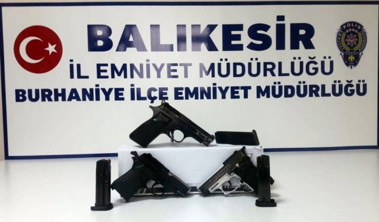 Balıkesir’de polis 8 silah ele geçirdi