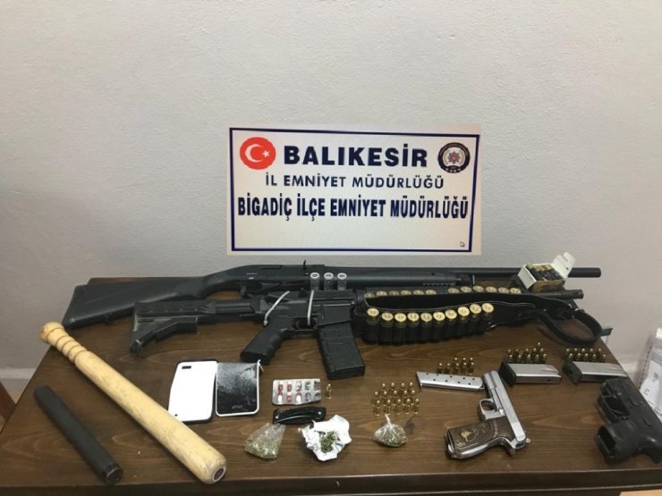Balıkesir’de polis 8 silah ele geçirdi