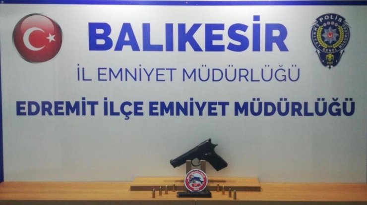 Balıkesir’de polis 8 silah ele geçirdi