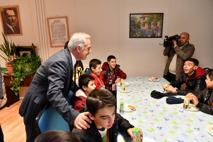 Vali Seymenoğlu, misafir öğrencilerle şehitlerin ismi yazan kuş yemliği yaptı