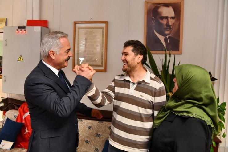 Vali Seymenoğlu, misafir öğrencilerle şehitlerin ismi yazan kuş yemliği yaptı