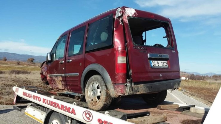Lastiği fırlayan araç tarlaya uçtu