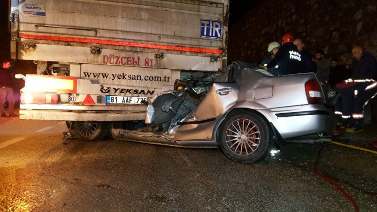 Otomobil tıra ok gibi saplandı: 1 ölü