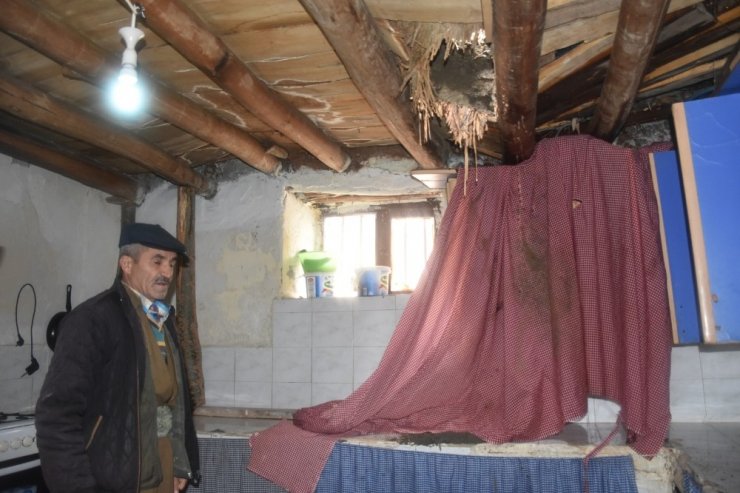 Hakkari’de toprak damlı evde göçük