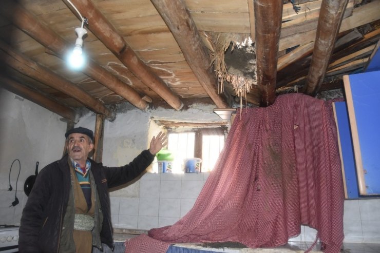 Hakkari’de toprak damlı evde göçük