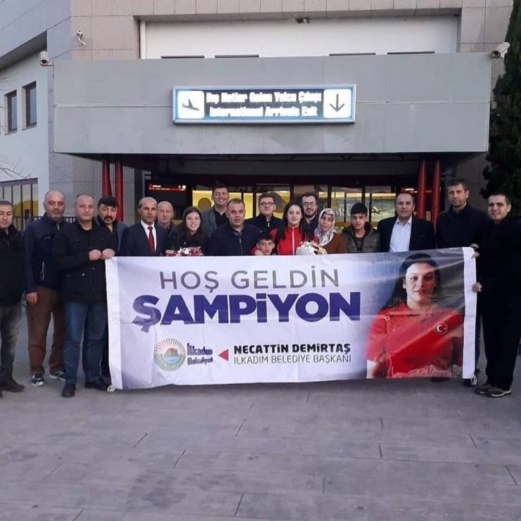 Şampiyon Esma Alper çiçeklerle karşılandı