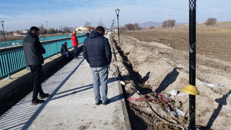 Hırsızlar aydınlatma direklerindeki 45 bin liralık elektrik kablolarını çaldı