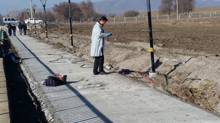 Hırsızlar aydınlatma direklerindeki 45 bin liralık elektrik kablolarını çaldı