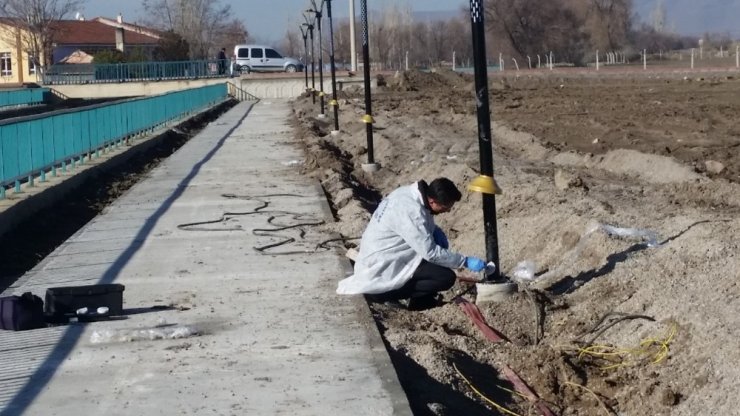 Hırsızlar aydınlatma direklerindeki 45 bin liralık elektrik kablolarını çaldı