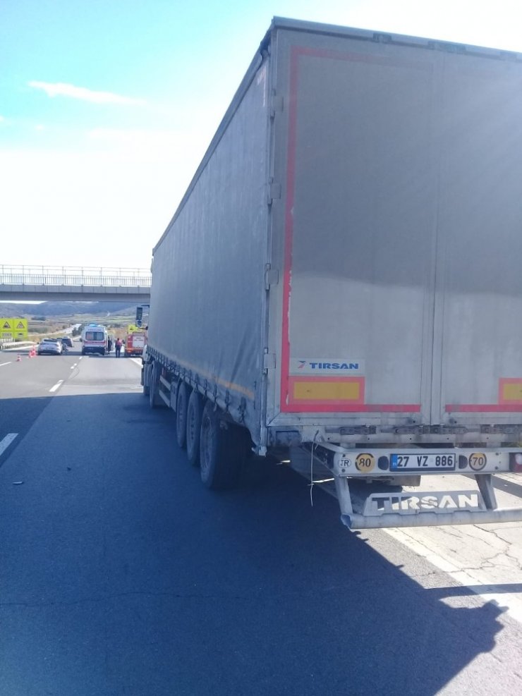 Mersin’de otomobil tıra çarptı: 1 ölü, 3 yaralı