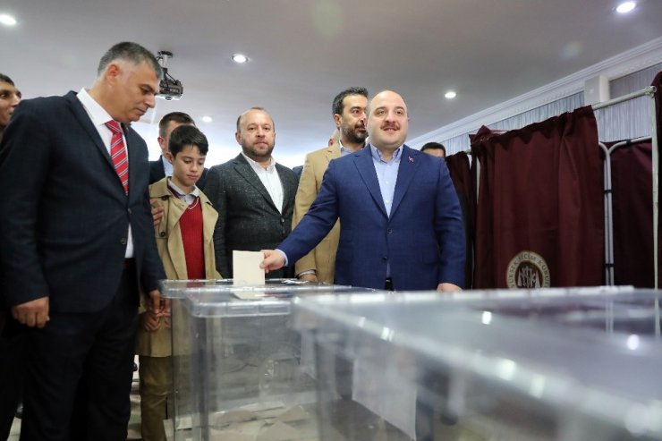 Bakan Varank: "Benlik davası güdenlerin kendi kişisel egolarının, hırslarının peşinden gidenlerin şimdi nerede olduklarını görebiliyoruz"