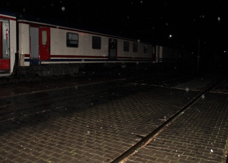 Elazığ’da duran 104 yolculu tren 10 saat sonra hareket etti