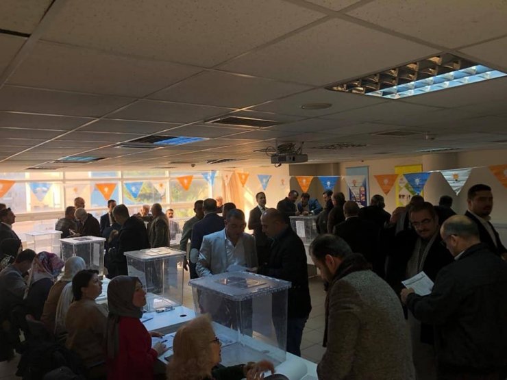 AK Parti Efeler delegeleri belirlemek için sandığa gitti