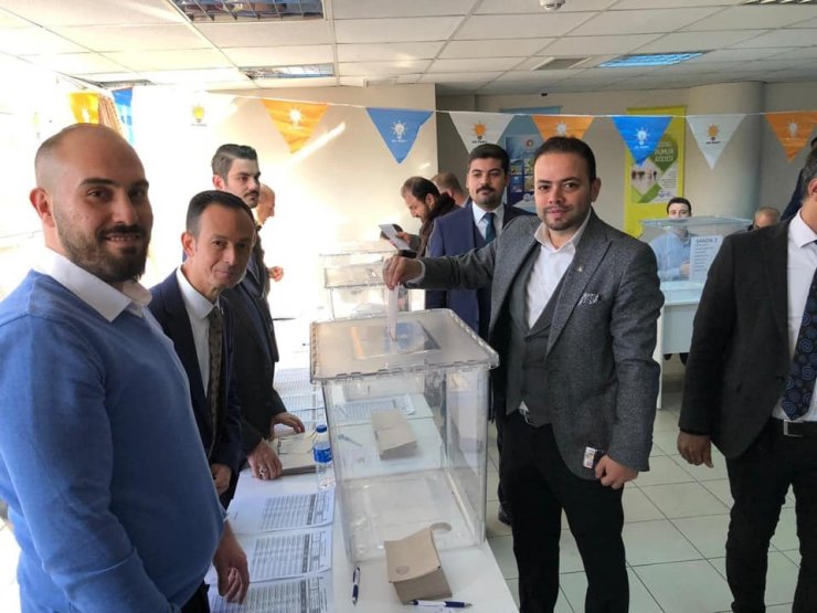 AK Parti Efeler delegeleri belirlemek için sandığa gitti