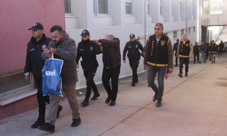 Polisin kurye olup takip ettiği, tamirci olup yakaladığı zanlılar adliyeye sevk edildi