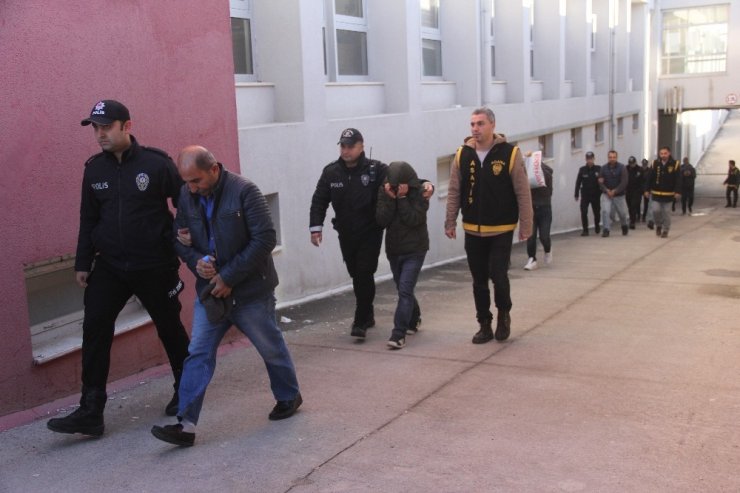 Polisin kurye olup takip ettiği, tamirci olup yakaladığı zanlılar adliyeye sevk edildi