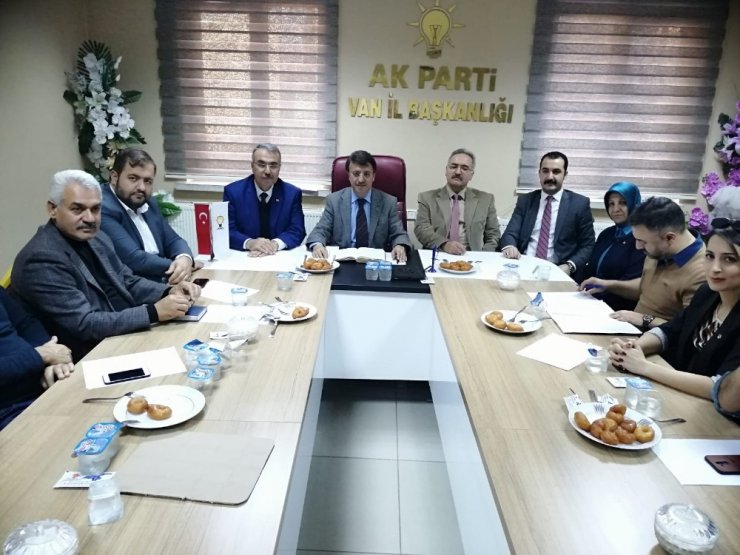 Türkmenoğlu’ndan görevi bırakan ilçe başkanlarına teşekkür