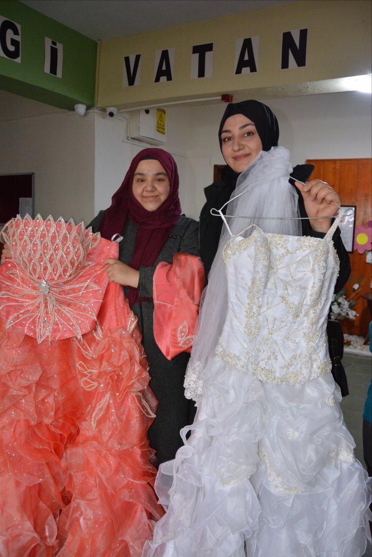 Anneler ihtiyaç sahibi genç kızlar için gelinliklerini bağışladı