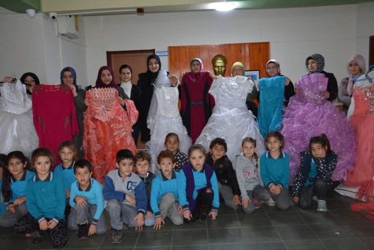 Anneler ihtiyaç sahibi genç kızlar için gelinliklerini bağışladı