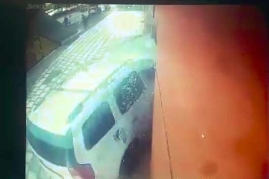 Otomobil açıköğretim ofisine daldı: 1 ölü, 2 yaralı