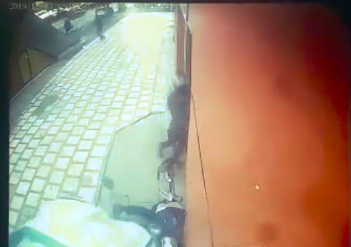 Otomobil açıköğretim ofisine daldı: 1 ölü, 2 yaralı