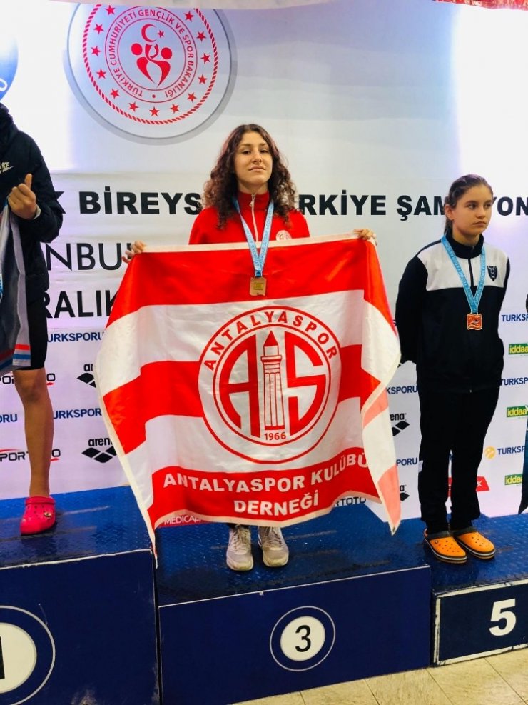Antalyaspor yüzme takımı madalyaları topluyor