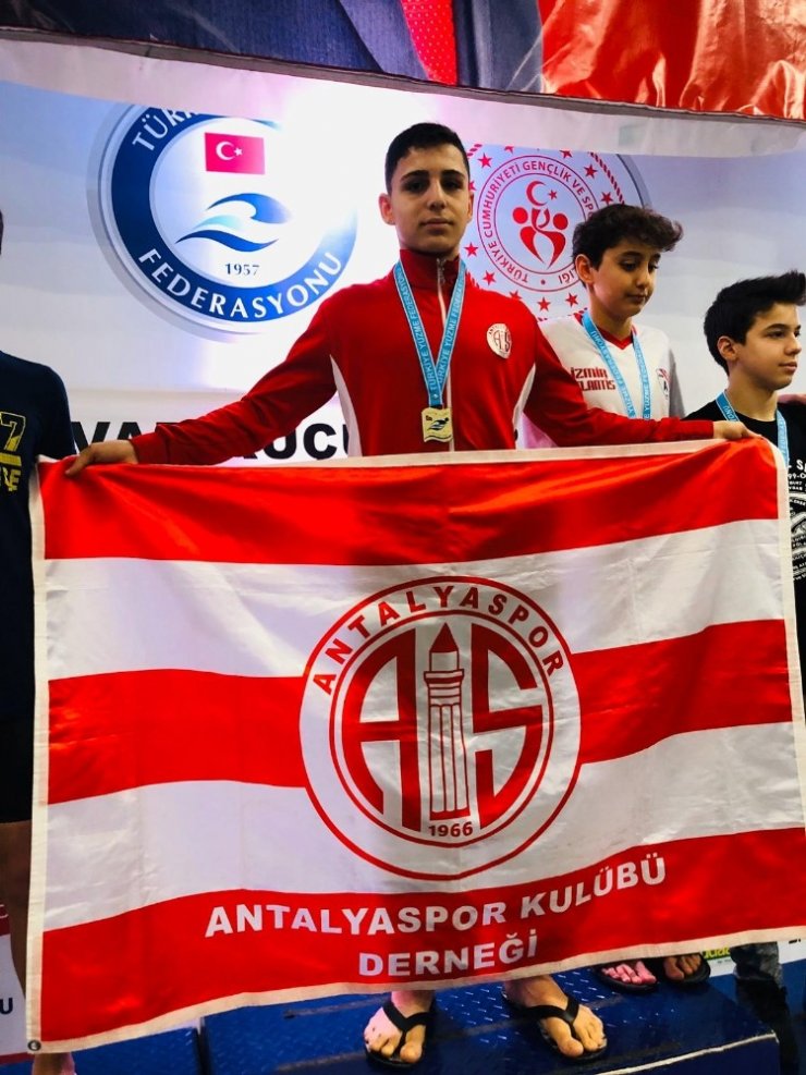 Antalyaspor yüzme takımı madalyaları topluyor