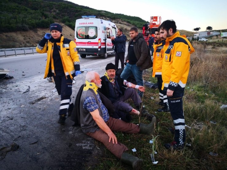 Servis minibüsü, vince arkadan çarptı: 15 yaralı