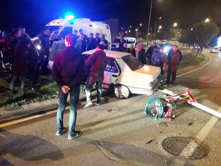 Yol ortasındaki refüje giren otomobilde 1 kişi yaralandı