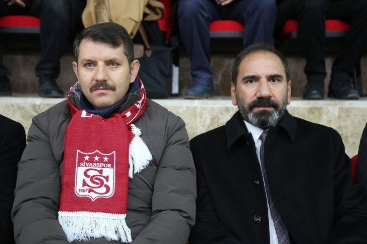Mecnun Otyakmaz’ın ismi spor salonuna verildi