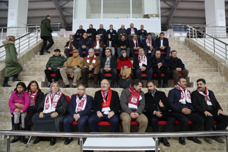Mecnun Otyakmaz’ın ismi spor salonuna verildi