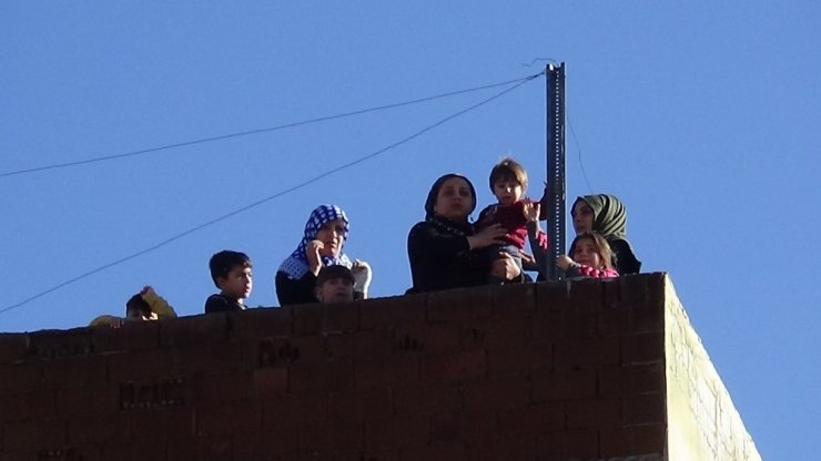 Diyarbakır’da mahalle sakinleri, çevik kuvvet ekibine ’tarihi’ taşlarla saldırdı