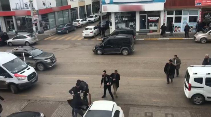 Cadde ortasında sopalarla birbirlerine saldırdılar