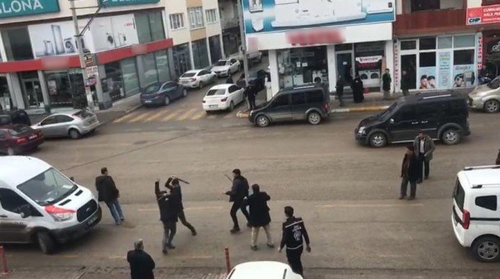 Cadde ortasında sopalarla birbirlerine saldırdılar