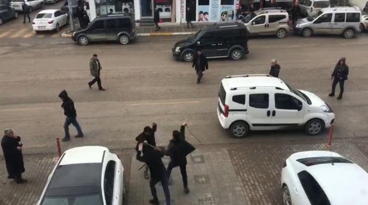 Cadde ortasında sopalarla birbirlerine saldırdılar