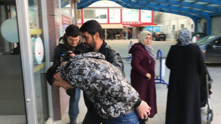 Polis aracına çarpıp kaçan hırsızlık şüphelisi evine gidince yakalandı