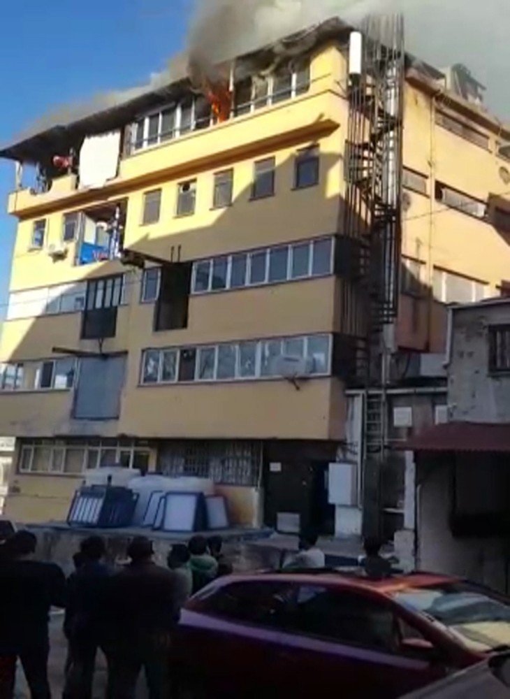 Güngören’de iş hanında korkutan yangın