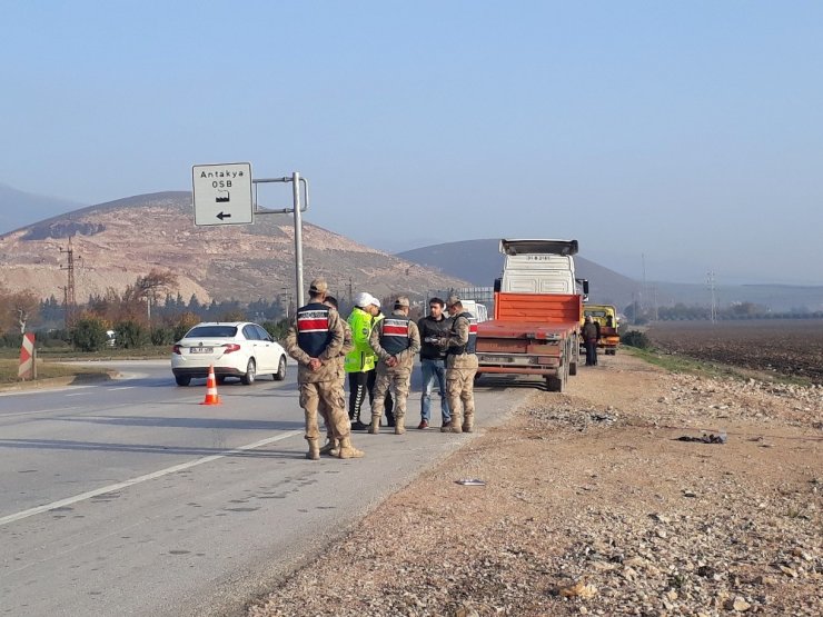 Tırın altında kalan motosiklet sürücüsü hayatını kaybetti