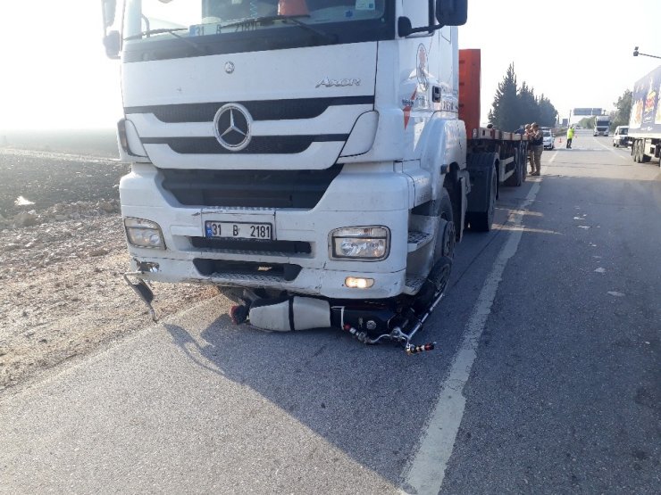 Tırın altında kalan motosiklet sürücüsü hayatını kaybetti