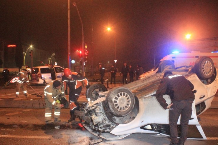 ‘Dur’ ihtarına uymayan otomobil polis aracının kaza yapmasına neden oldu: 2 yaralı