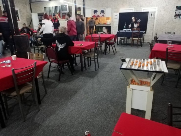 İzmir’de çay ocaklarına kumar baskını: 52 kişi yakalandı
