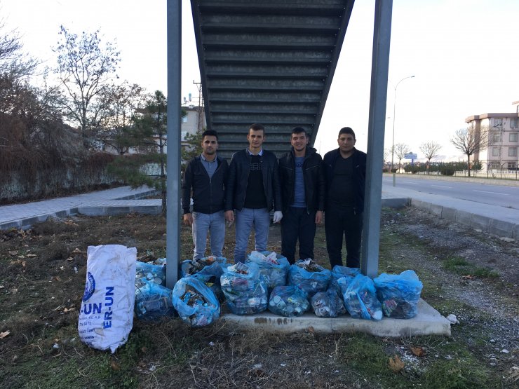 Karapınar'da öğrencilerden çevre temizliği