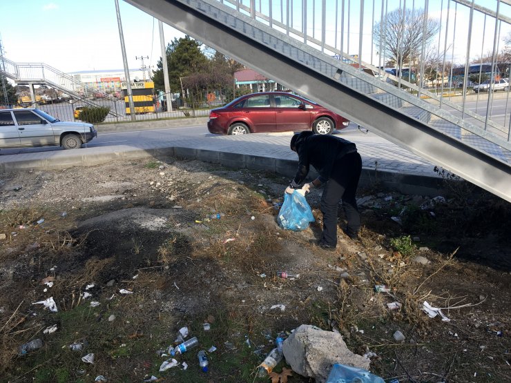 Karapınar'da öğrencilerden çevre temizliği