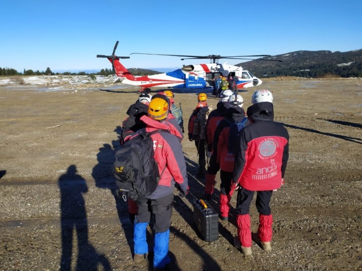 Uludağ’da 50 kişilik özel tim, helikopterle arama kurtarma çalışmalarına katıldı