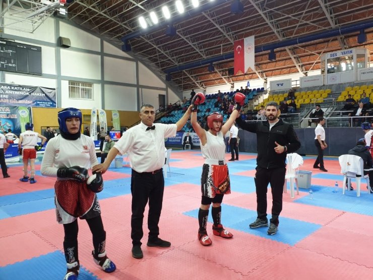 Bayanlar Kick Boks Şampiyonasında ikinci oldu