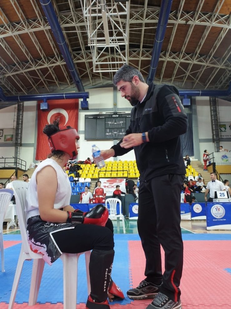 Bayanlar Kick Boks Şampiyonasında ikinci oldu